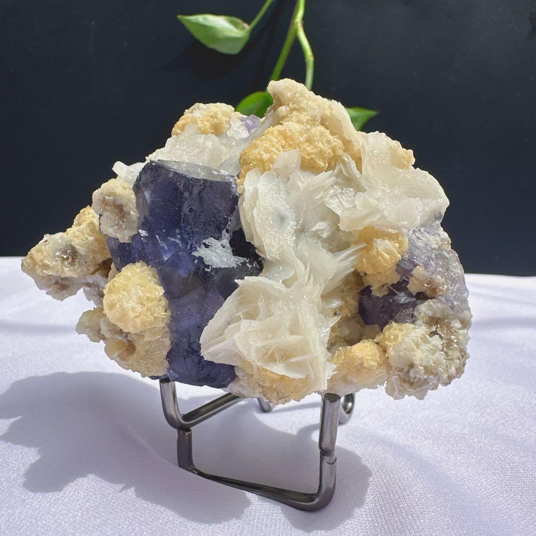 天然石カルサイト共生ブルーフローライトの原石　置物　鉱物E.19