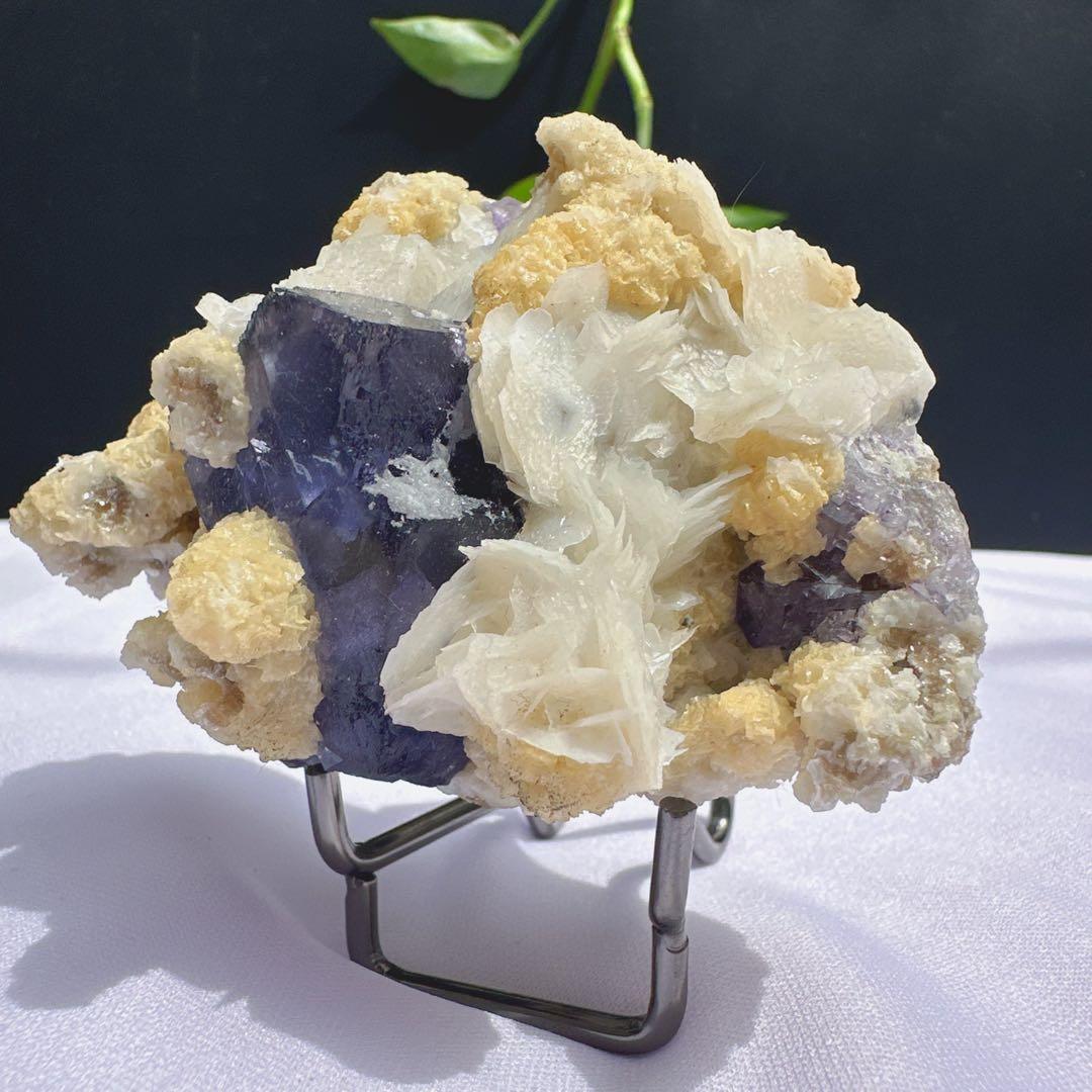 天然石カルサイト共生ブルーフローライトの原石　置物　鉱物E.19