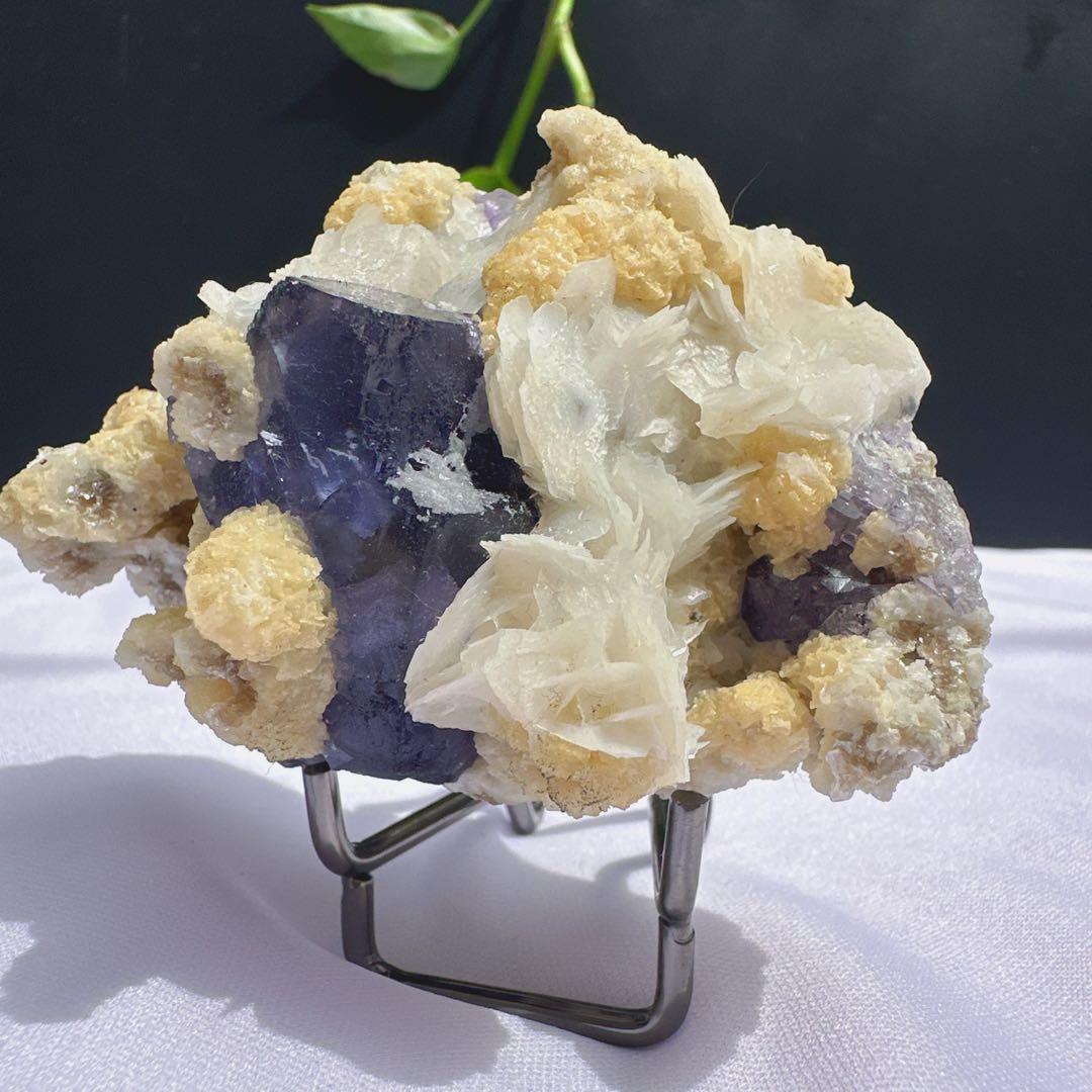 天然石カルサイト共生ブルーフローライトの原石　置物　鉱物E.19