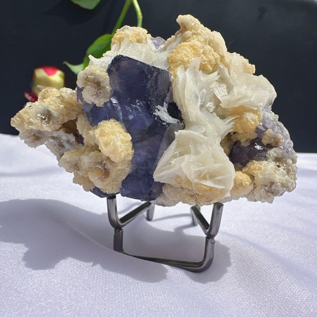 天然石カルサイト共生ブルーフローライトの原石　置物　鉱物E.19