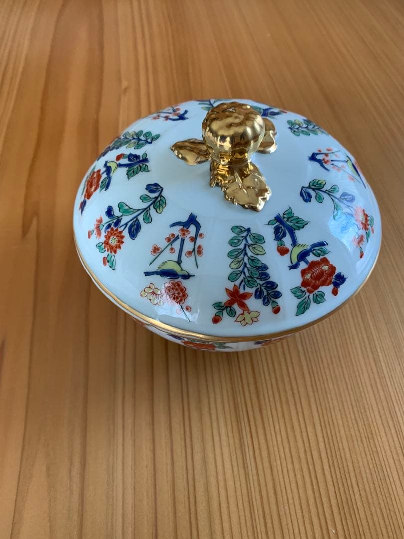 新品未使用　有田焼 マイセン写し色絵草花文 蓋付き菓器