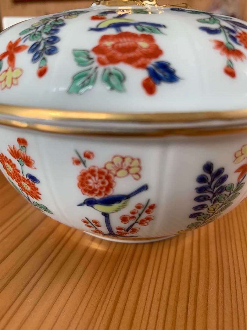 新品未使用　有田焼 マイセン写し色絵草花文 蓋付き菓器