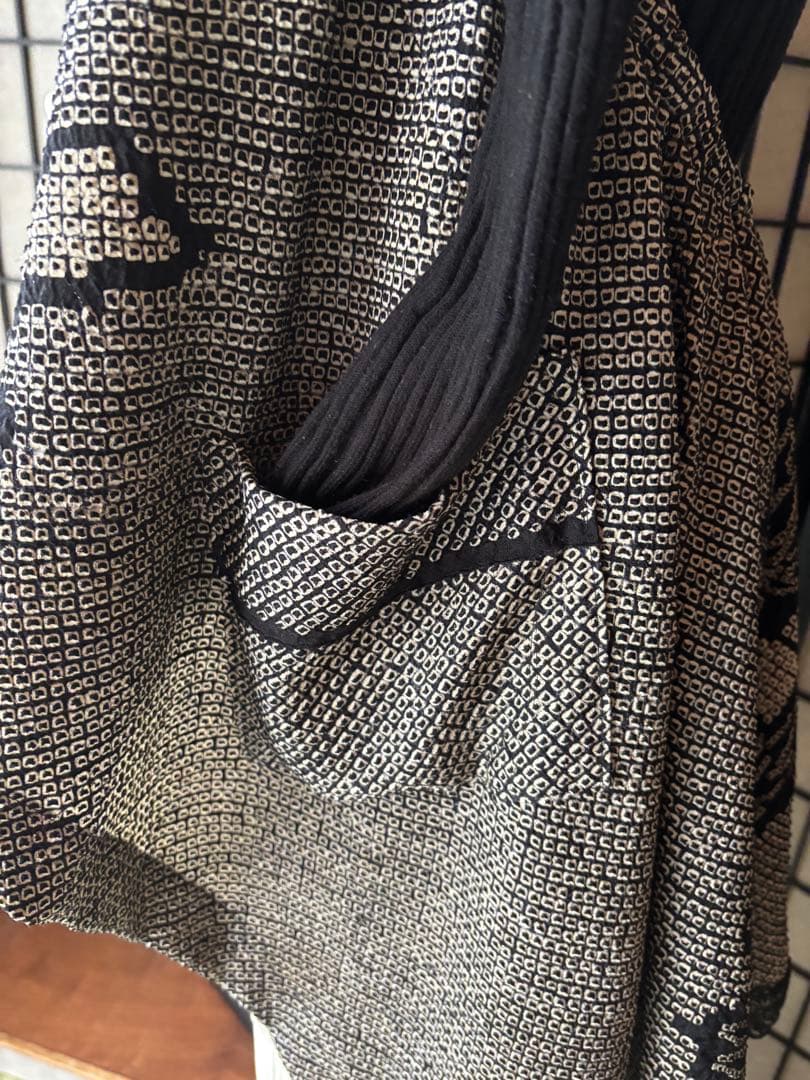 着物リメイク絞りのジレのセットアップ、ストール、ベレー帽可愛いジレです