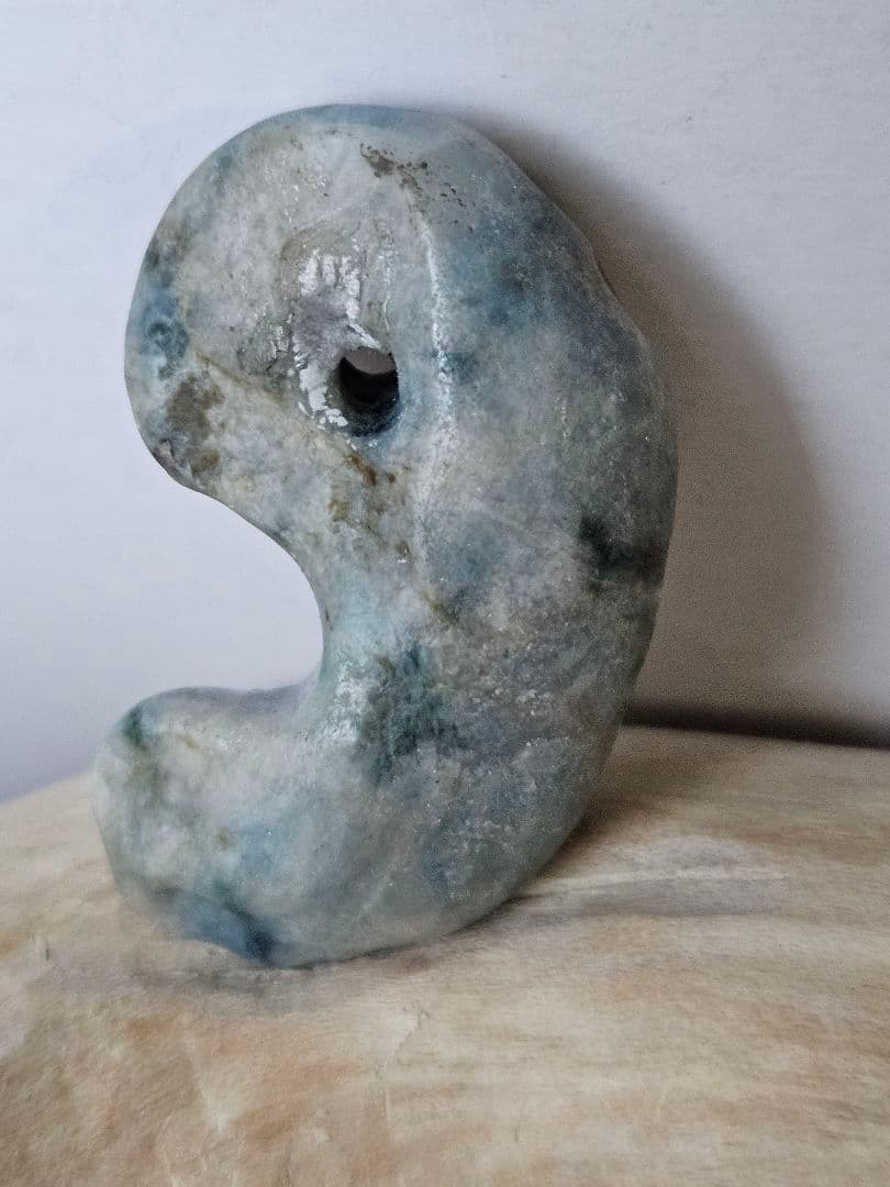 糸魚川産 入りコン沢　　　ブルー.青斑 翡翠勾玉(見本)