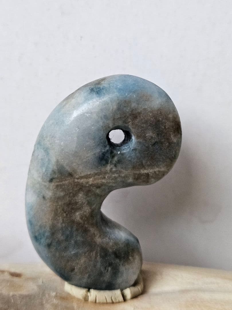 糸魚川産 入りコン沢　　　ブルー.青斑 翡翠勾玉(見本)