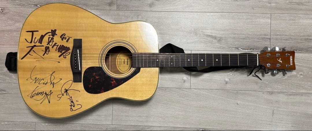 シ*カ様 サイン入りアコースティックギター YAMAHA F-620