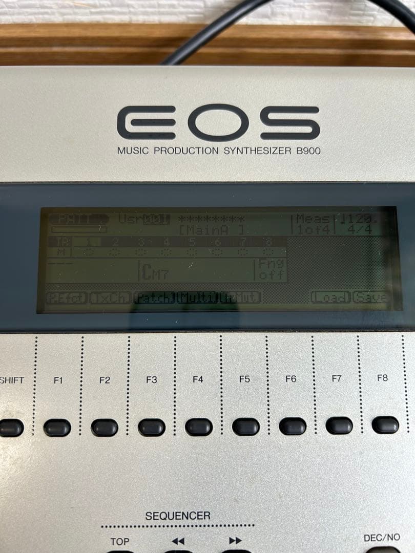 Yamaha EOS B900 シンセサイザー　ハードケース付き