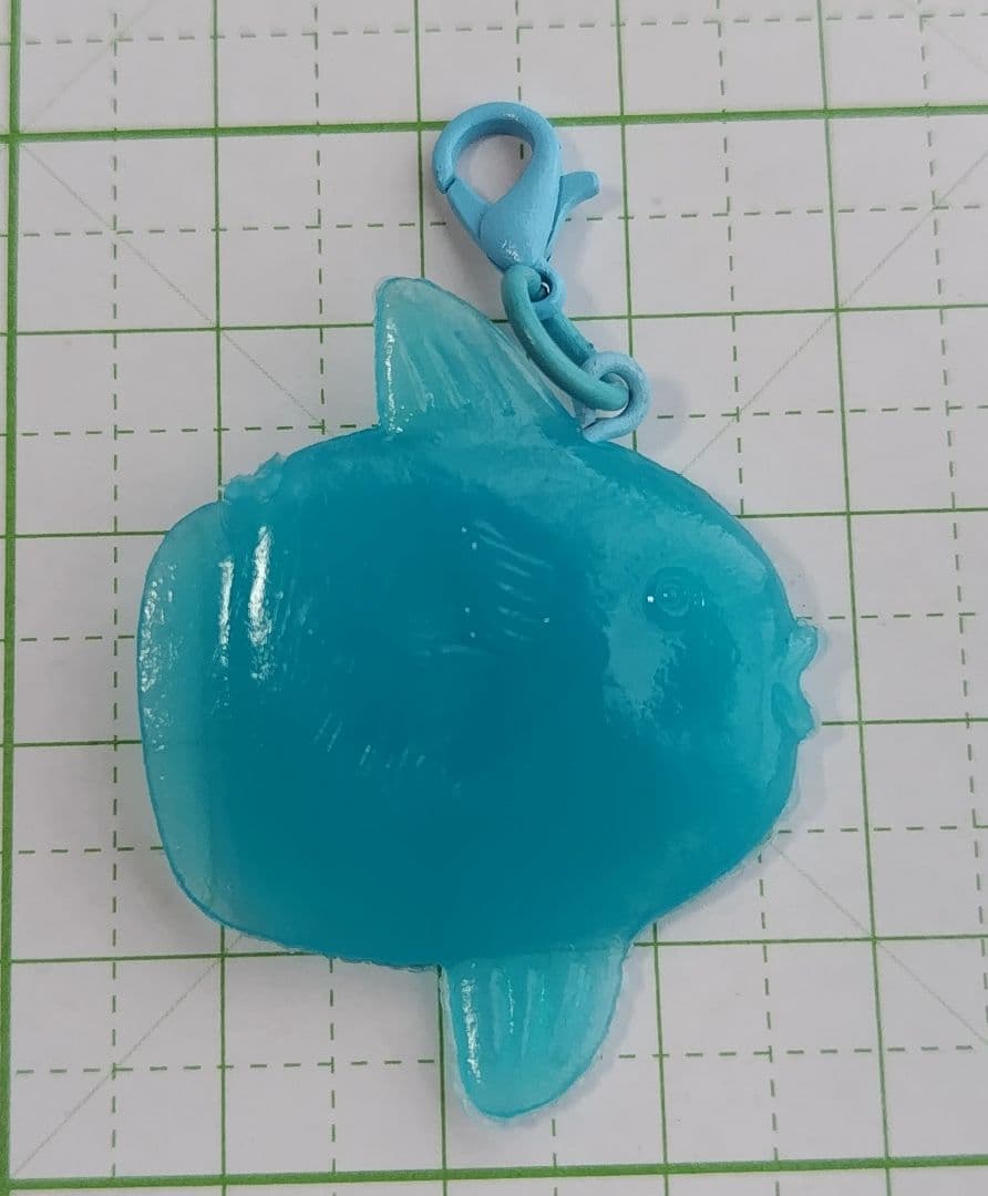HM　ファスナーチャーム　ジップアクセサリー　水色　マンボウ　蓄光