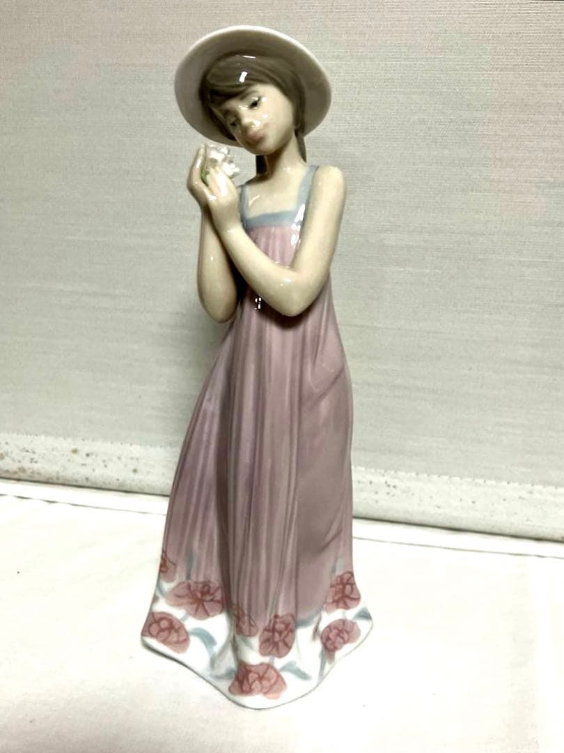 リヤドロ（LLADRÓ）のフィギュリン「少女シンディ（Cindy）」