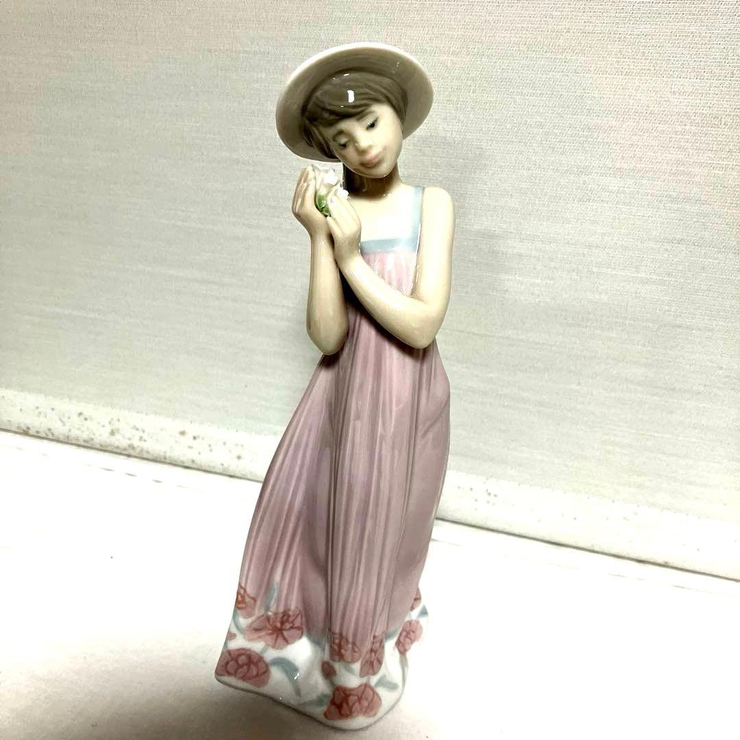 リヤドロ（LLADRÓ）のフィギュリン「少女シンディ（Cindy）」