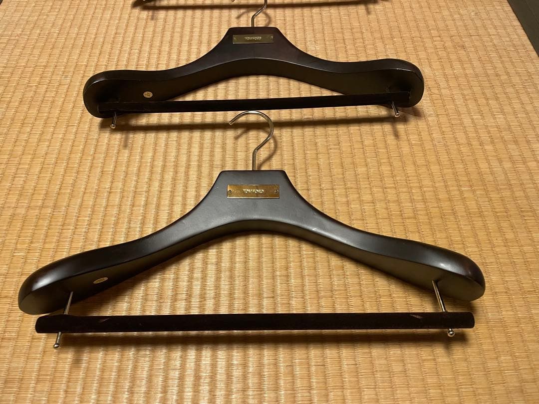 トムフォード　木製衣類ハンガー　3本セット