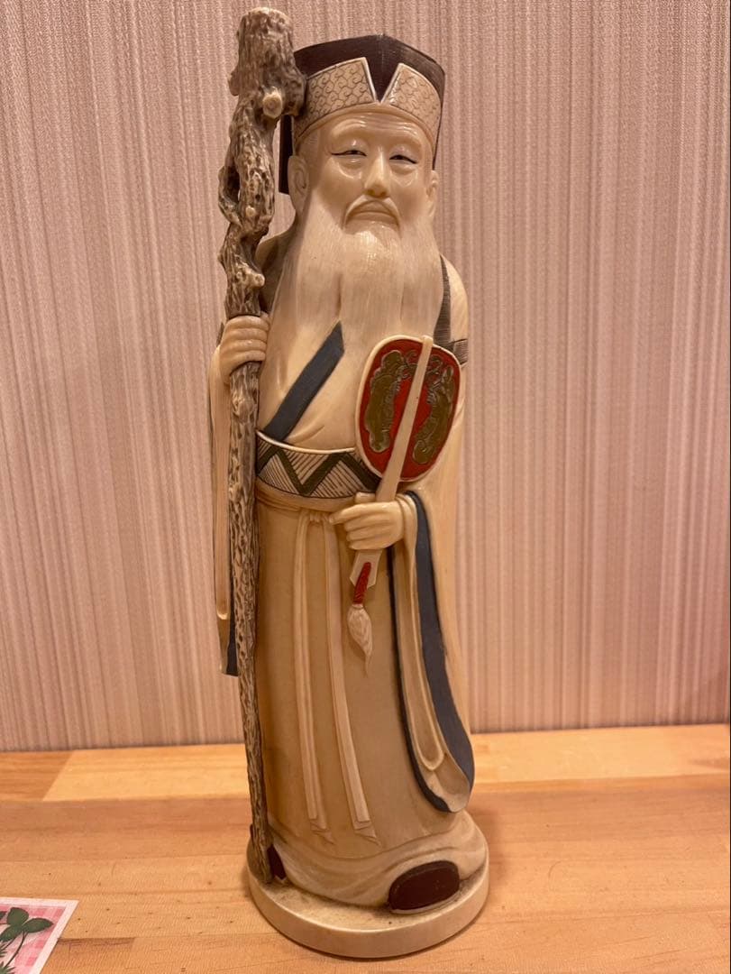 陶器製 老人像 杖と盾付き