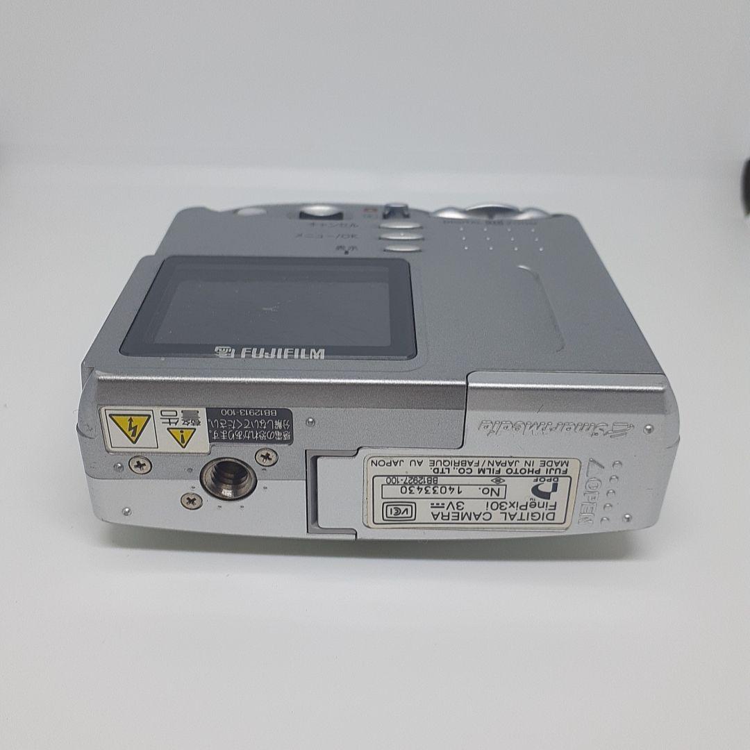 動作品　FUJIFILM FinePix 30i シルバー