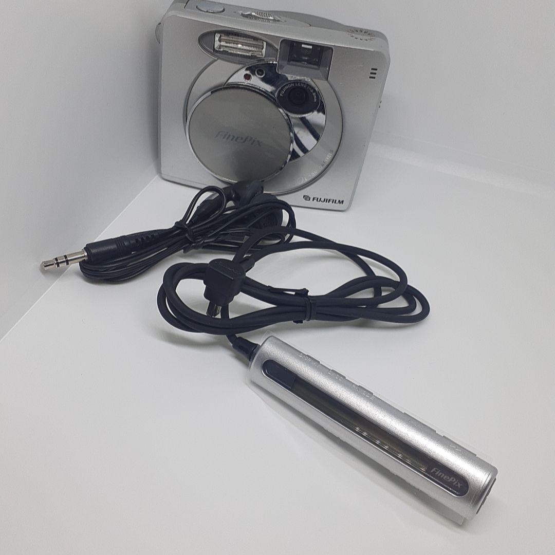 動作品　FUJIFILM FinePix 30i シルバー