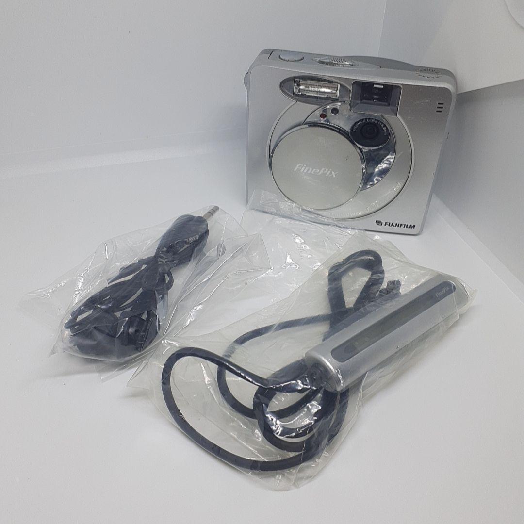 動作品　FUJIFILM FinePix 30i シルバー