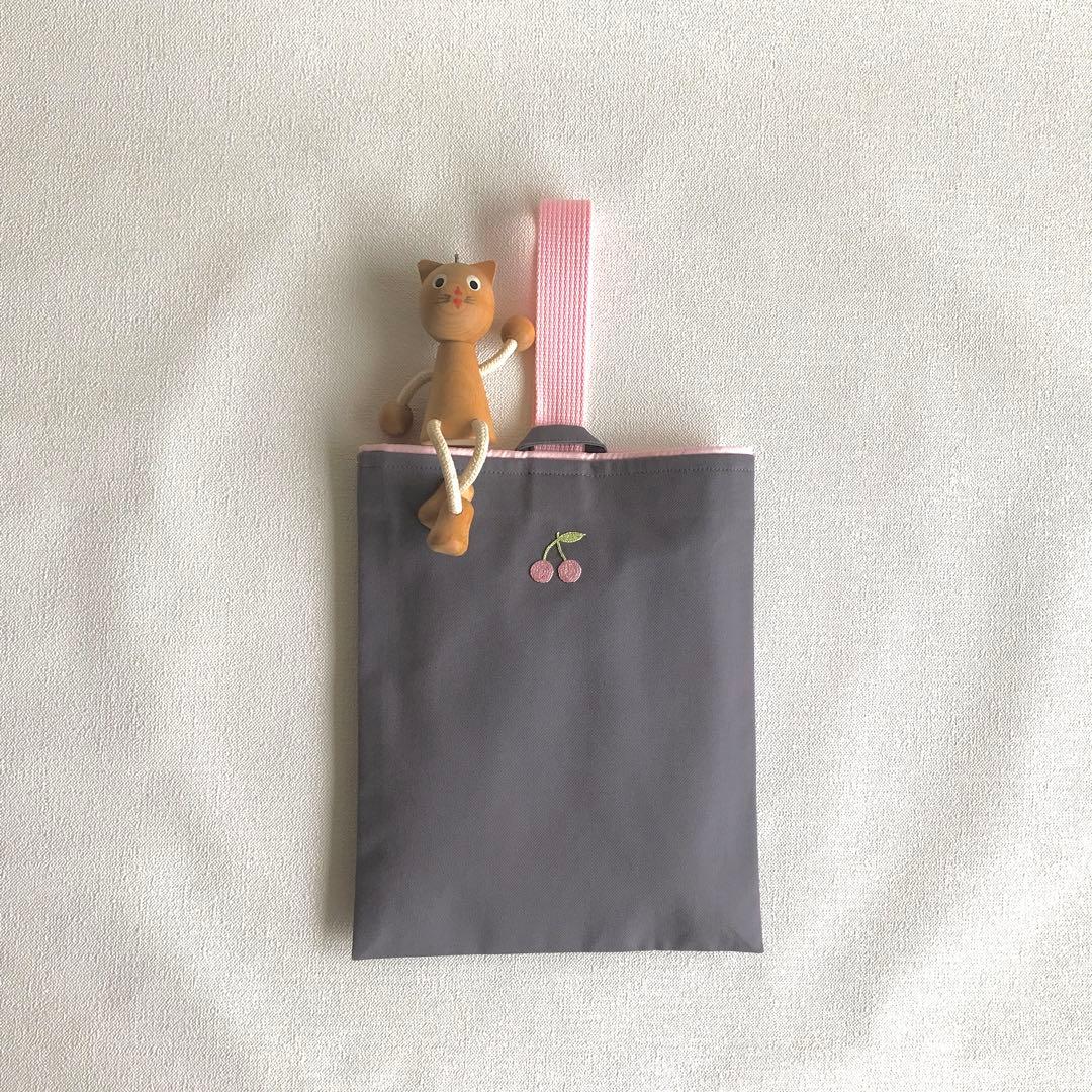 ＊手刺繍＊さくらんぼのレッスンバッグと上履き入れの２点セット (ピンク×グレー)