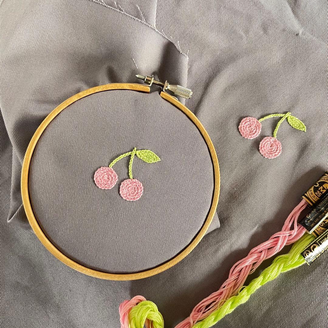 ＊手刺繍＊さくらんぼのレッスンバッグと上履き入れの２点セット (ピンク×グレー)