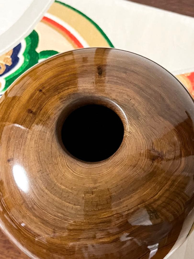 屋久杉　壺　花器　花瓶　(台座付き) 高さ約18㎝　直径約17㎝