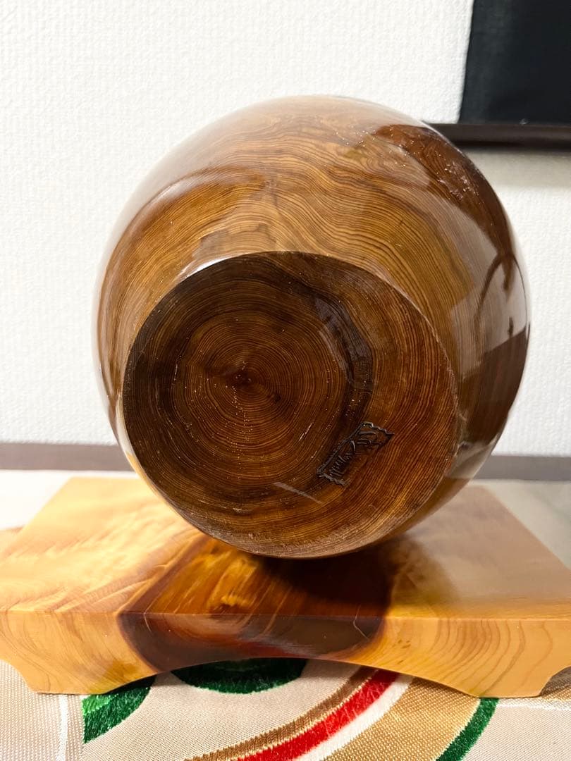 屋久杉　壺　花器　花瓶　(台座付き) 高さ約18㎝　直径約17㎝