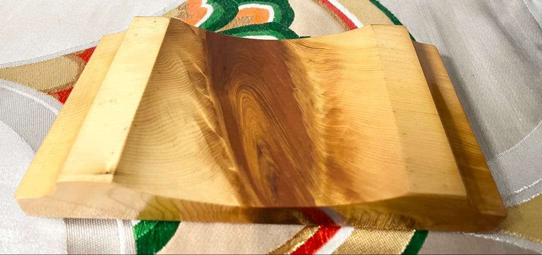 屋久杉　壺　花器　花瓶　(台座付き) 高さ約18㎝　直径約17㎝