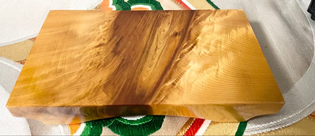 屋久杉　壺　花器　花瓶　(台座付き) 高さ約18㎝　直径約17㎝