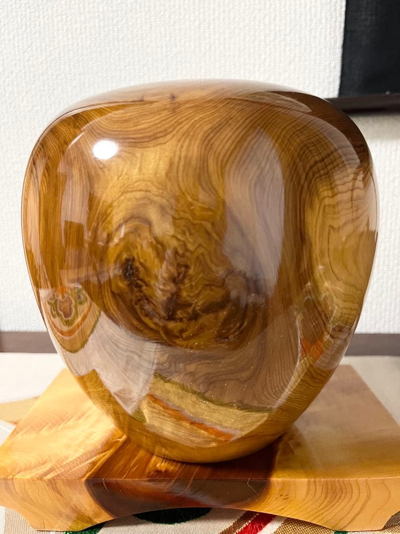 屋久杉　壺　花器　花瓶　(台座付き) 高さ約18㎝　直径約17㎝