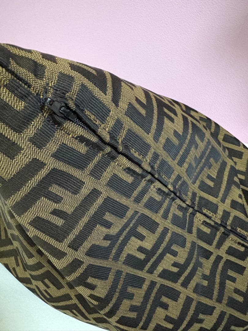 【FENDI】 フェンディ　クッション　茶×黒　羽根　フェザー　カバー　ブラウン