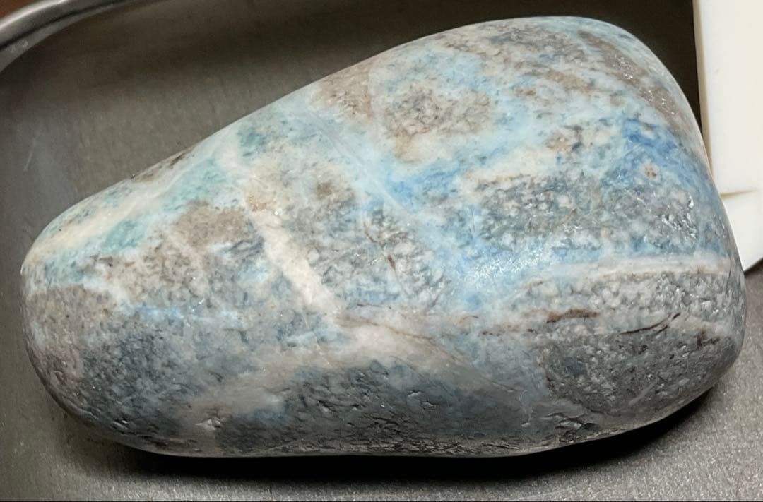 映える青色　糸魚川翡翠90g ヒスイ　ひすい