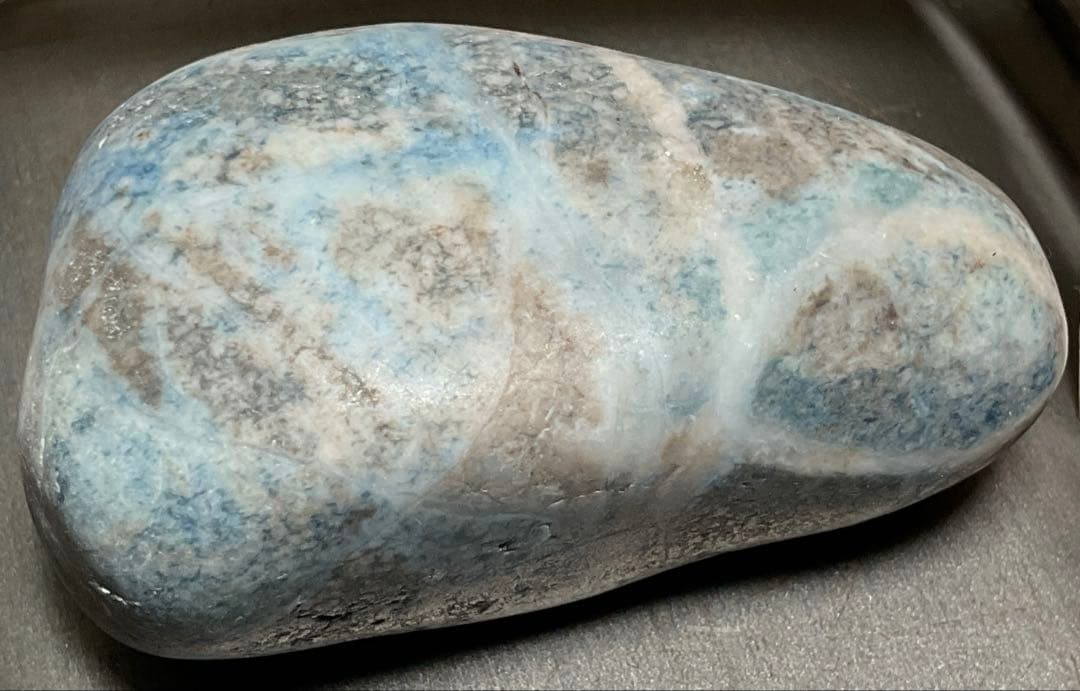 映える青色　糸魚川翡翠90g ヒスイ　ひすい