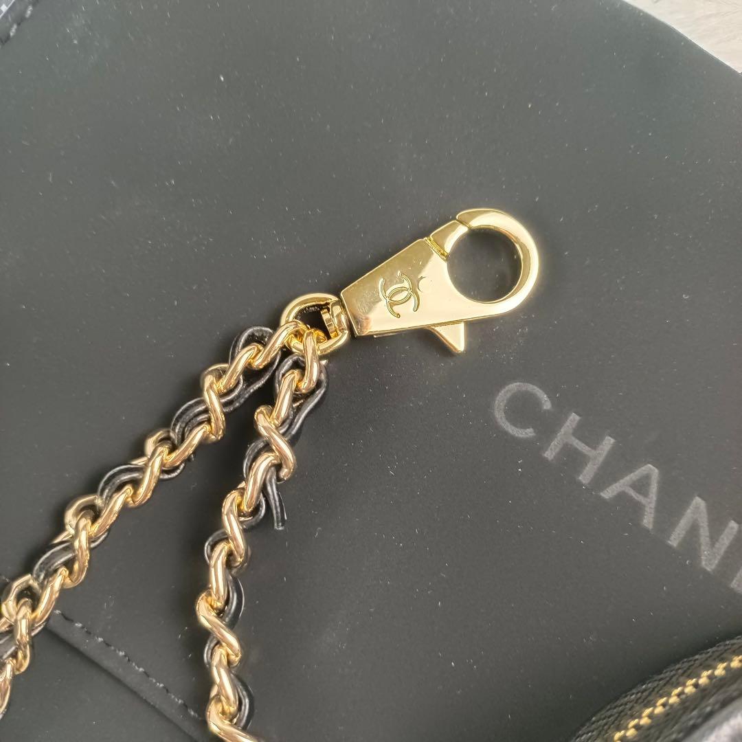 CHANELイヤーズギフト非売品AirPodsケース バッグチャーム ノベルティ