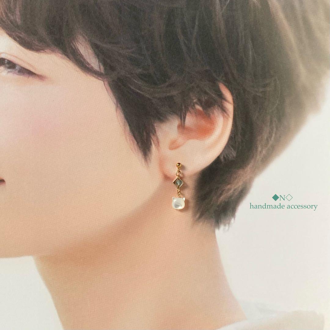 小さな天然石◇シーブルーカルセドニー◇ホワイトシェル猫のピアス