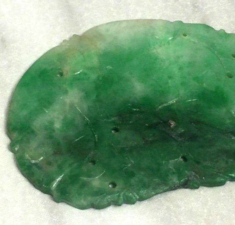 【天然】翡翠　ヒスイルース　彫刻　植物　約10ct　穴あき　ハンドメイドの材料に
