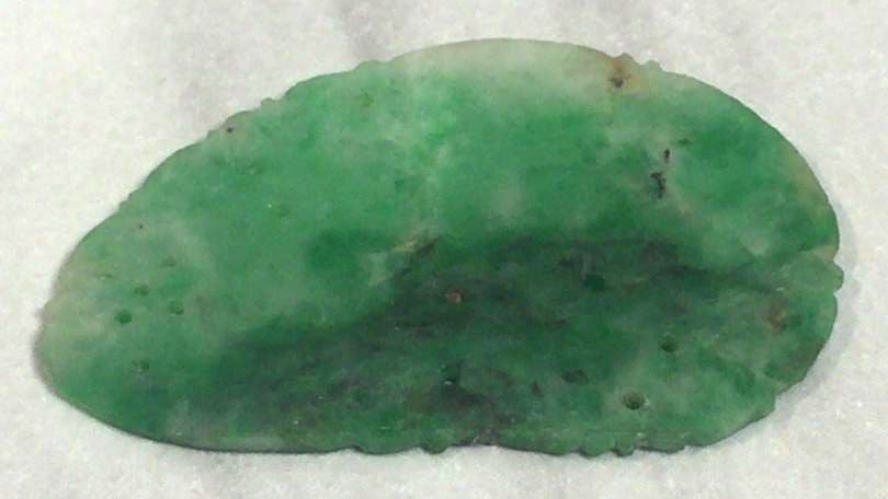 【天然】翡翠　ヒスイルース　彫刻　植物　約10ct　穴あき　ハンドメイドの材料に