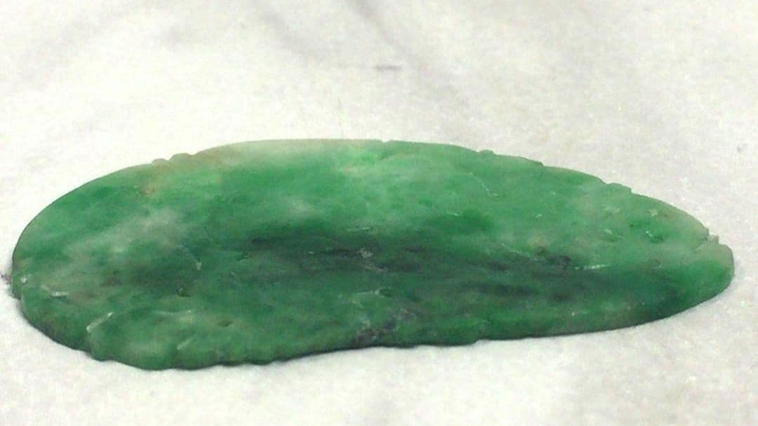 【天然】翡翠　ヒスイルース　彫刻　植物　約10ct　穴あき　ハンドメイドの材料に