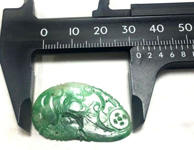 【天然】翡翠　ヒスイルース　彫刻　植物　約10ct　穴あき　ハンドメイドの材料に
