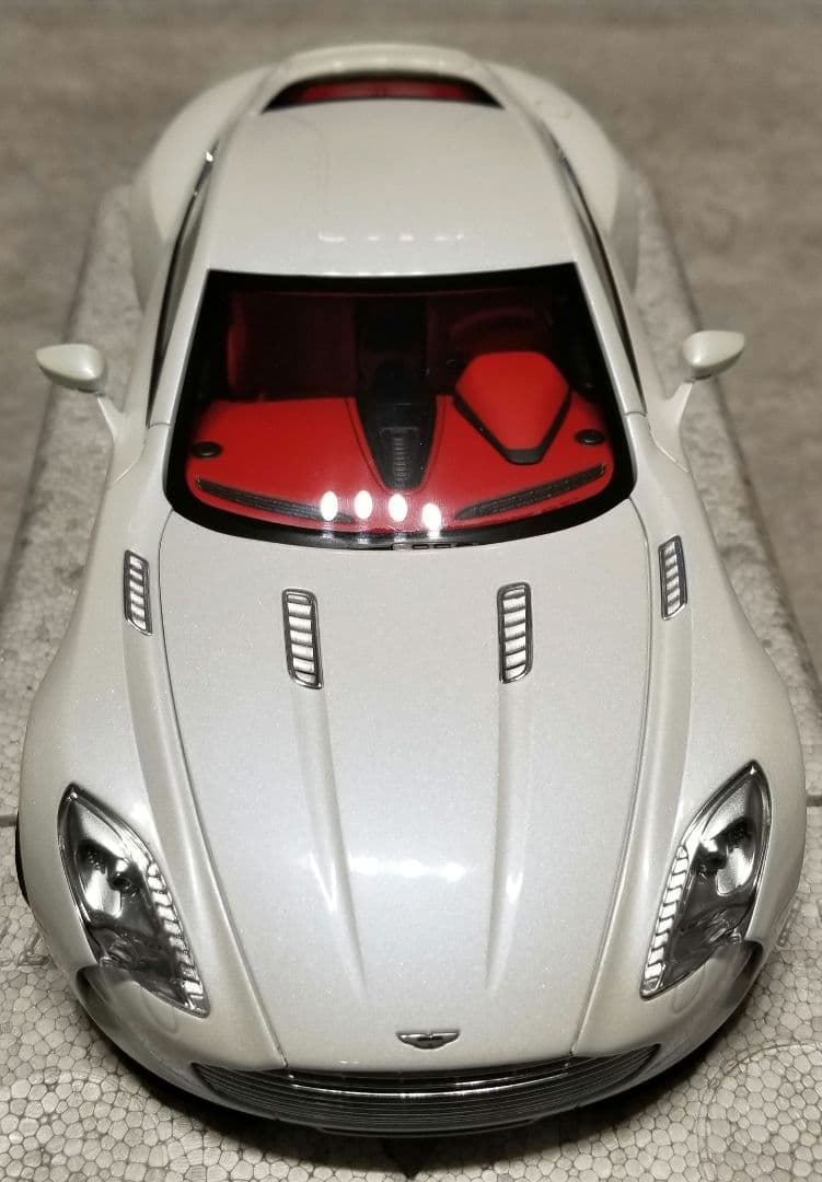 オートアート　シグネイチャー 1/18 　アストンマーチンONE-77