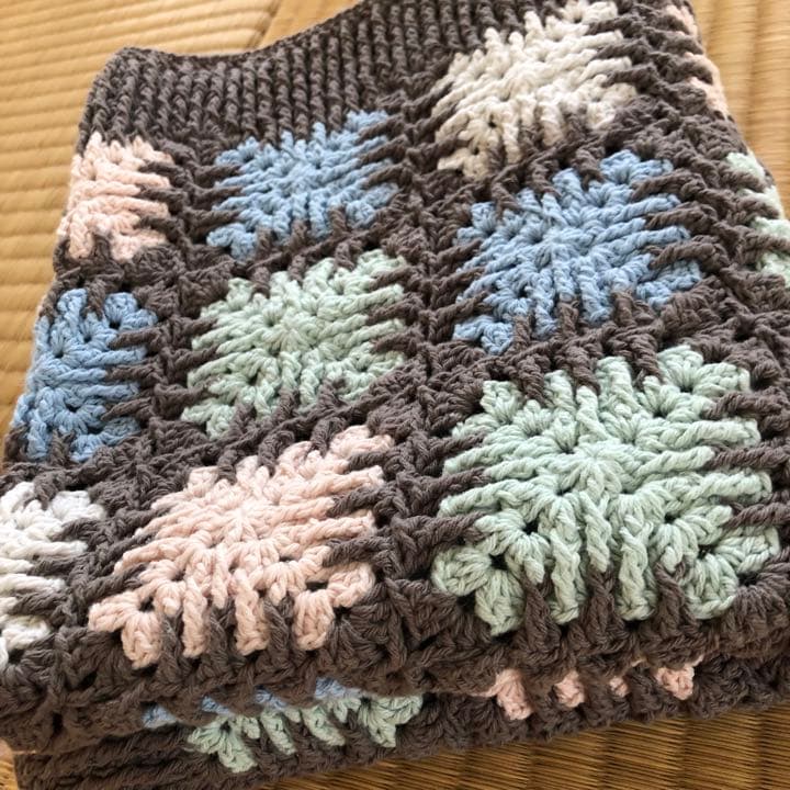 グラニースクエア ひざ掛け　ブランケット　マット　ハンドメイド　かぎ針編み