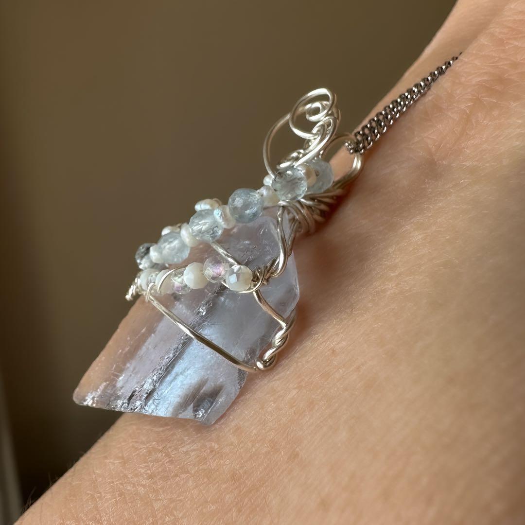 透き通るブルー✴︎フローライト原石のワイヤージュエリー