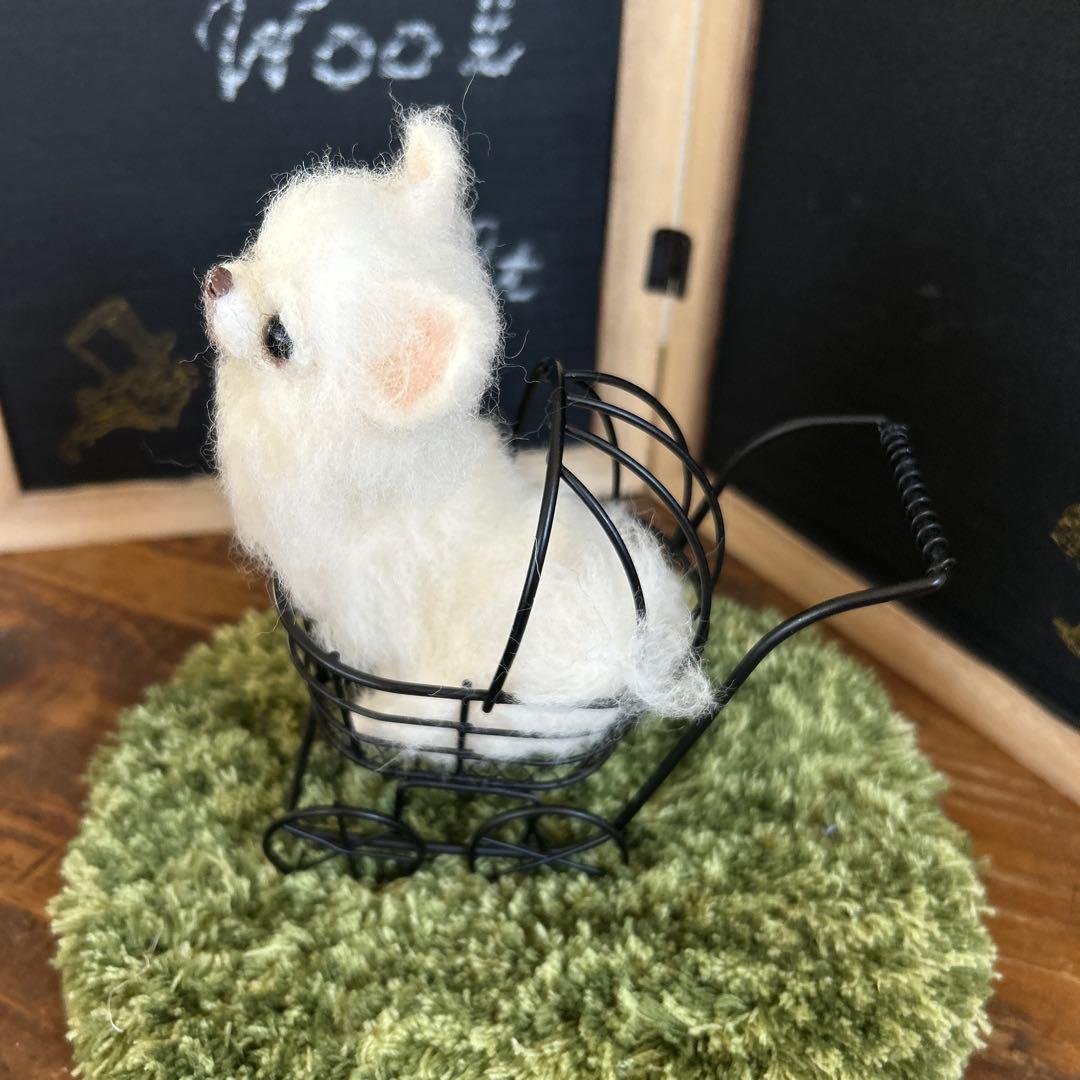 alice... 羊毛フェルト　ハンドメイド　ベビーカーのホワイトチワワ