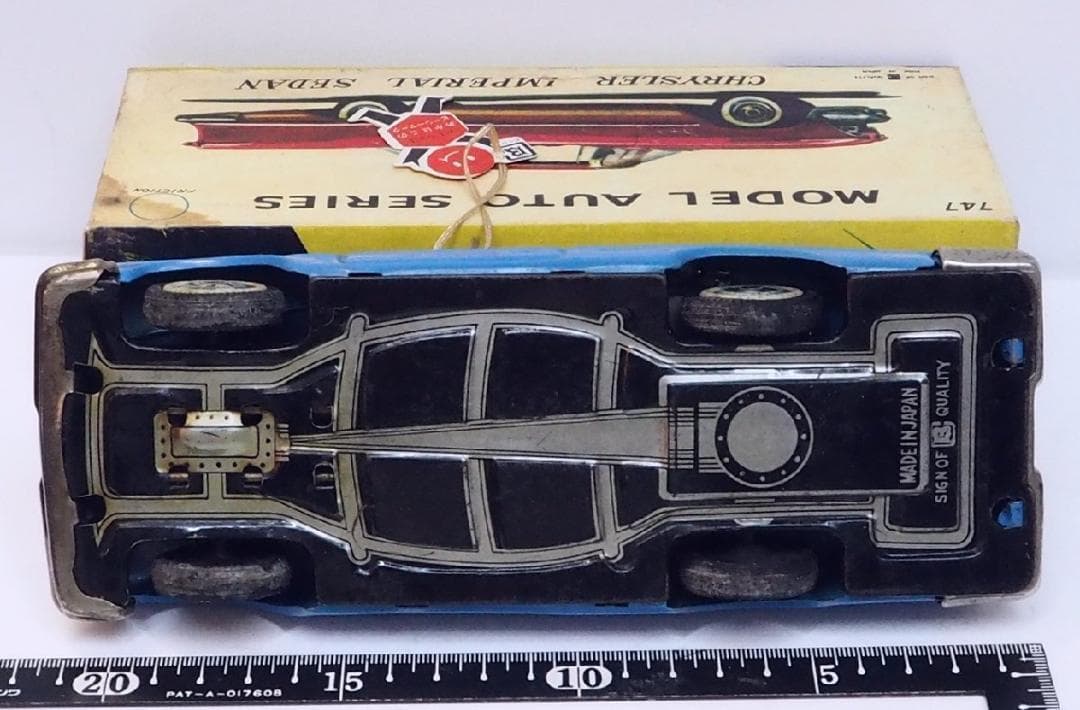 萬代屋【クライスラー インペリアル セダン水色】ブリキtin car 箱はコピー