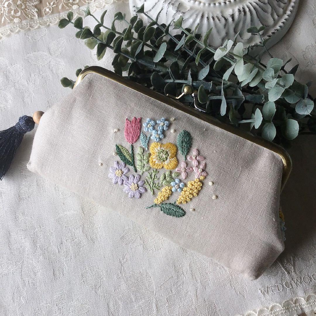 カラフルフラワーのがま口ポーチ　手刺繍　ハンドメイド