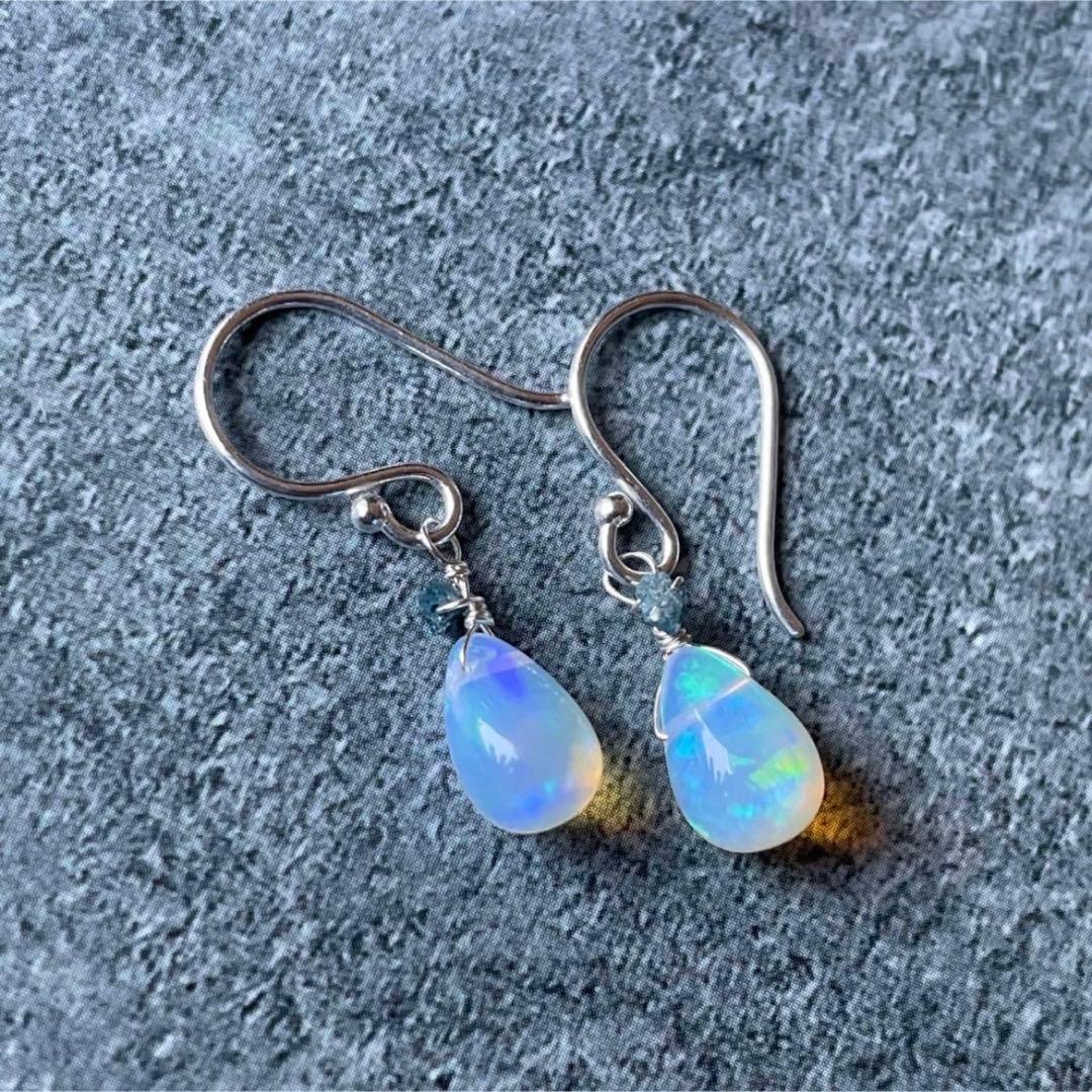 ブルー系遊色ばちばち ウォーターオパール ブルーダイヤモンド シルバーピアス