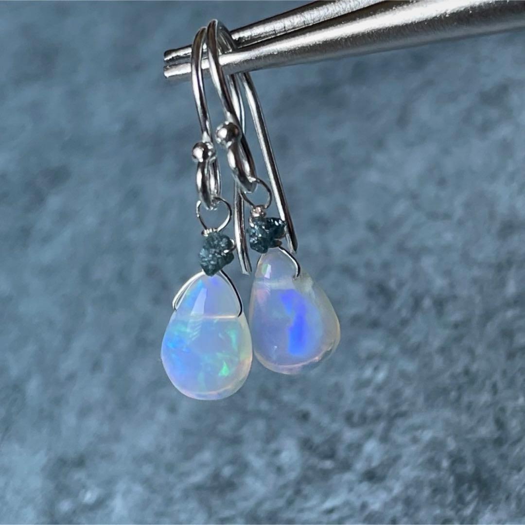 ブルー系遊色ばちばち ウォーターオパール ブルーダイヤモンド シルバーピアス