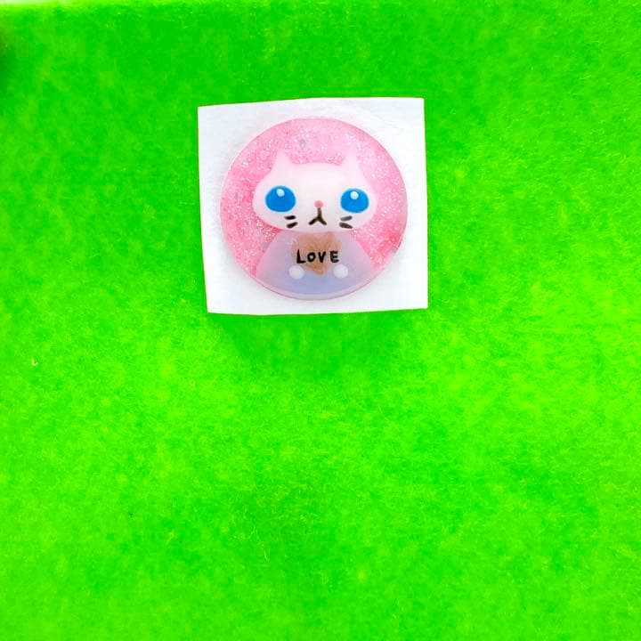 ★ブローチ★   愛を込めて　白猫　レジン