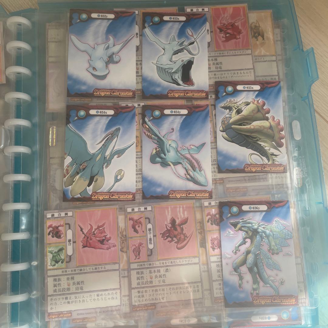 トレーディングカードセット ドラゴンとモノクロキャラクター いっぱいあります。