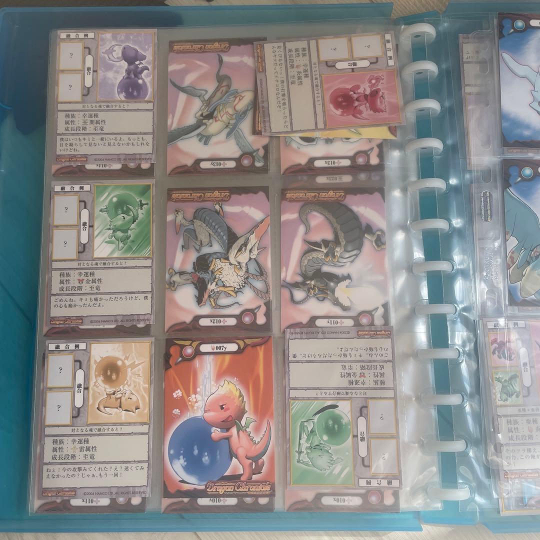 トレーディングカードセット ドラゴンとモノクロキャラクター いっぱいあります。