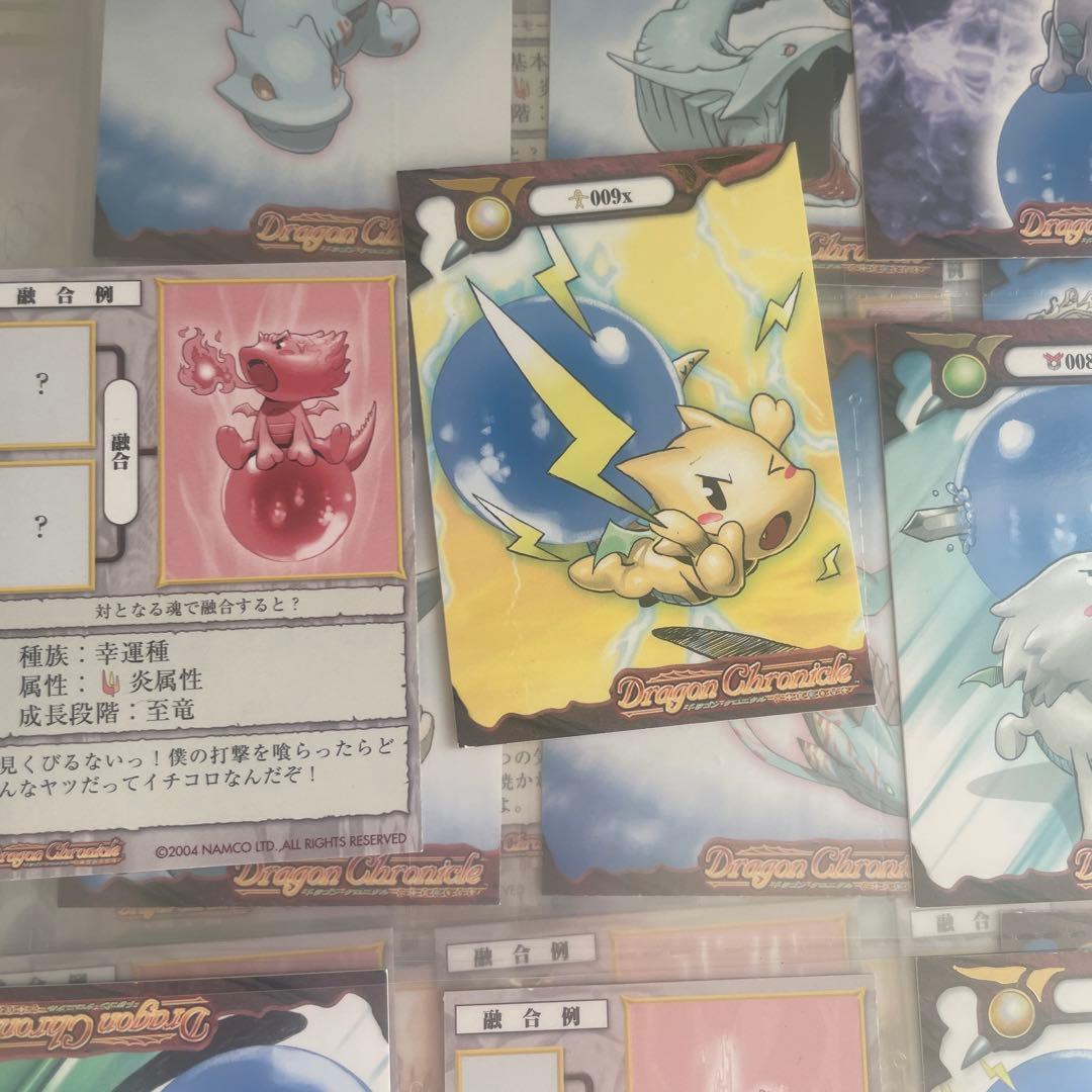 トレーディングカードセット ドラゴンとモノクロキャラクター いっぱいあります。