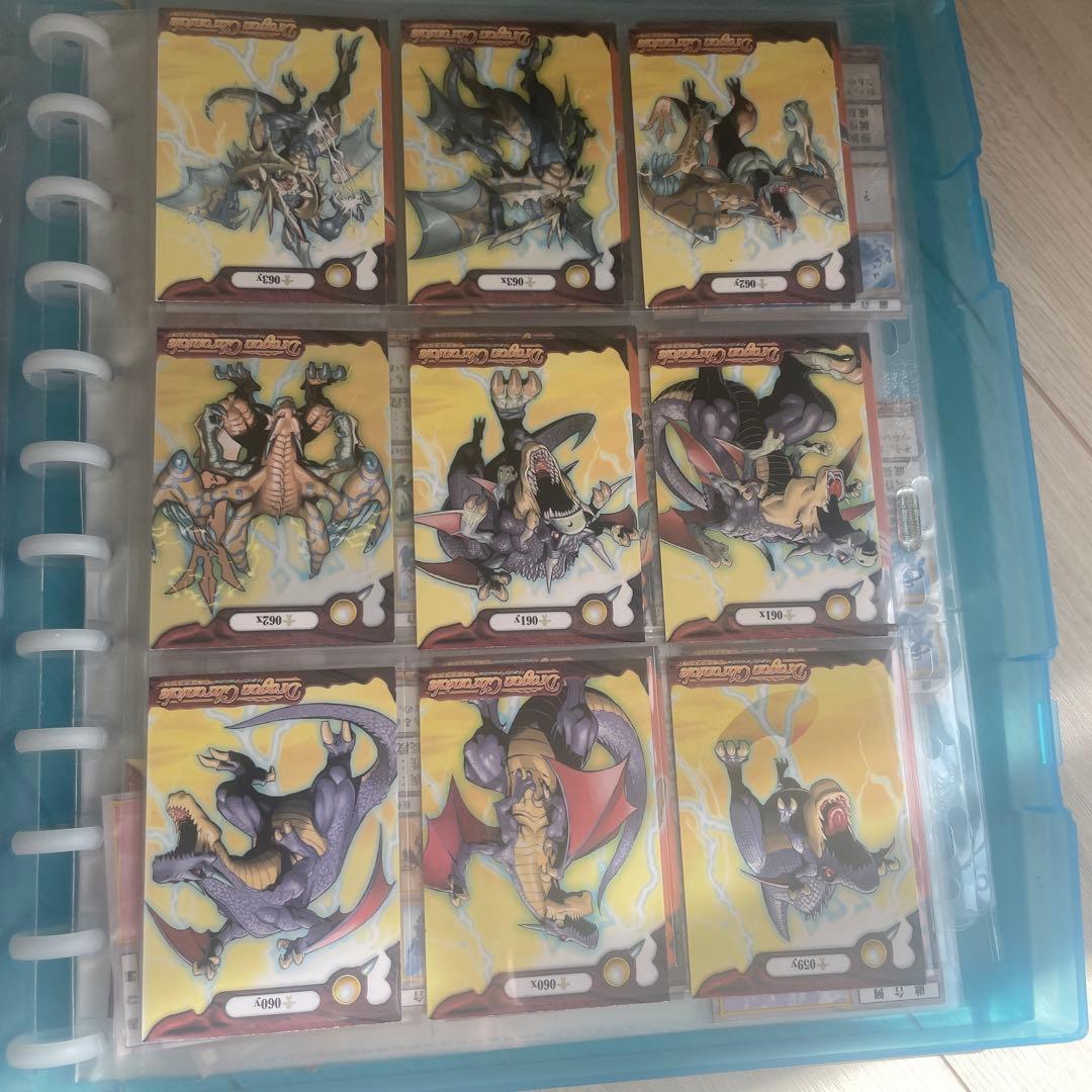 トレーディングカードセット ドラゴンとモノクロキャラクター いっぱいあります。