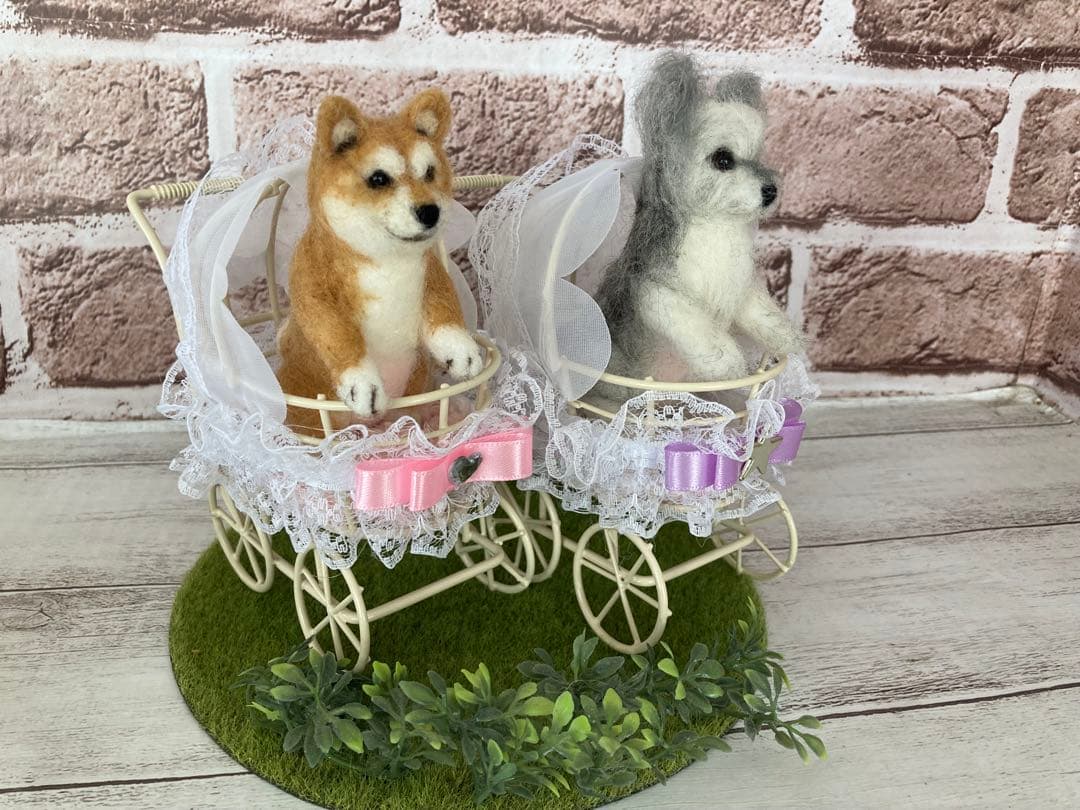 羊毛フェルト　ペットカートに乗る柴犬とMシュナウザー