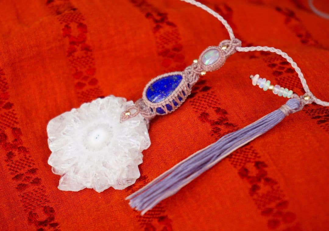 ソーラークォーツ原石　濃紺ラピスラズリ　プレシャスオパール　マクラメ　ネックレス